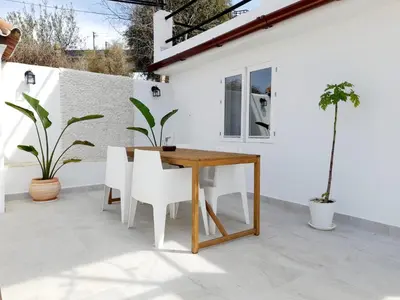 Un balcón o terraza de Casita Alonso, piscina privada