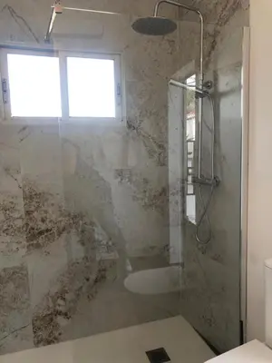 Un baño de Casita Alonso, piscina privada