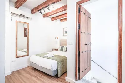 Cama o camas de una habitación en Bonito duplex con terraza calle Féria