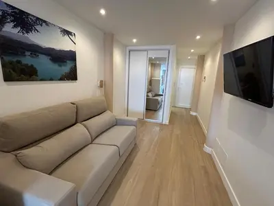 Una televisión o centro de entretenimiento en Brand new studio apartment