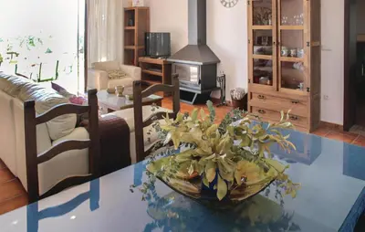 Zona de estar de Nice Home In Hornachuelos With Wifi