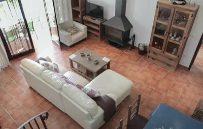 Zona de estar de Nice Home In Hornachuelos With Wifi