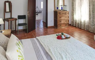 Una cocina o zona de cocina en Nice Home In Hornachuelos With Wifi