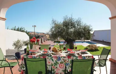 Un restaurante o sitio para comer en Nice Home In Hornachuelos With Wifi