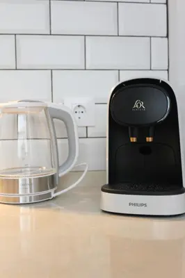 Utensilios para hacer té y café en MonKeys Apartments Miraflores