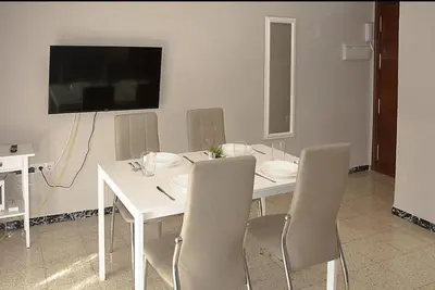 Una televisión o centro de entretenimiento en Ritual Sevilla, piedra preciosa