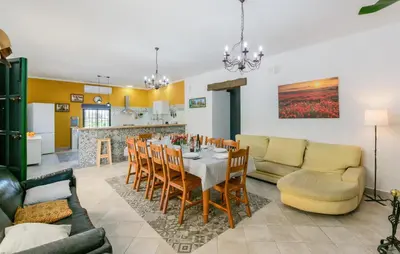 Una cocina o zona de cocina en Nice Home In La Puebla De Los Infan