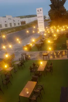 Un restaurante o sitio para comer en HOSTAL LAS PALOMAS