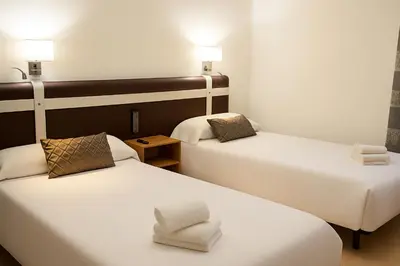 Cama o camas de una habitación en HOSTAL LAS PALOMAS