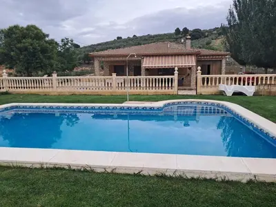 Piscina en o cerca de casa rural Hachuelo