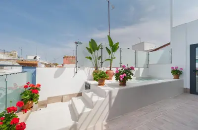 Un balcón o terraza de Luxurious Studio overlooking Casa Pilatos
