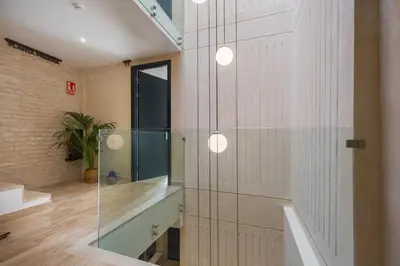 Un baño de Luxurious Duplex - bathtub - 2Bd 2Bth Casa Pilatos