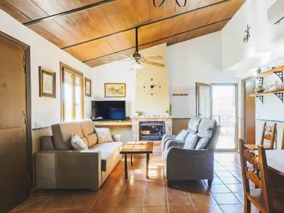 Una televisión o centro de entretenimiento en Cubo's Casa Rural Jose & Caminito del Rey