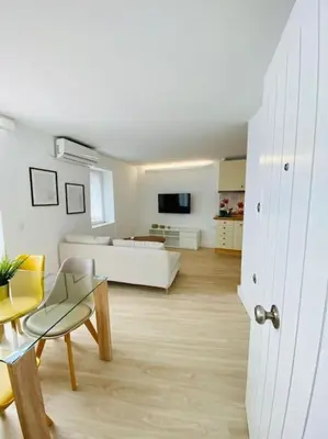 Una televisión o centro de entretenimiento en Mini loft con patio en la Alameda de Sevilla