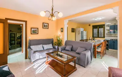 Una cocina o zona de cocina en Stunning Home In Alcala La Real