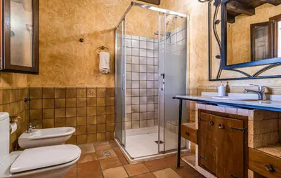 Un baño de Lovely Home In Salar With Kitchen