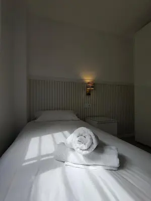 Cama o camas de una habitación en Casa Mallen, con amplia terraza, en el barrio de Nervión