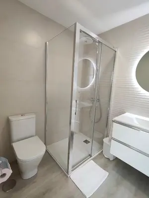 Un baño de Casa Mallen, con amplia terraza, en el barrio de Nervión