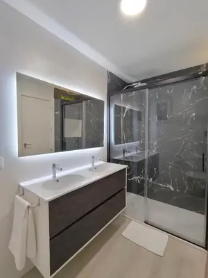 Un baño de Casa Mallen, con amplia terraza, en el barrio de Nervión