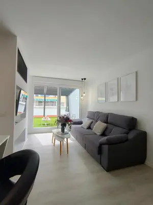 Zona de estar de Casa Mallen, con amplia terraza, en el barrio de Nervión