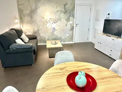 Una televisión o centro de entretenimiento en Coello31 - Apartamento céntrico y tranquilo, con piscina y parking
