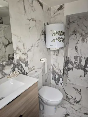 Un baño de LOS MELLIS