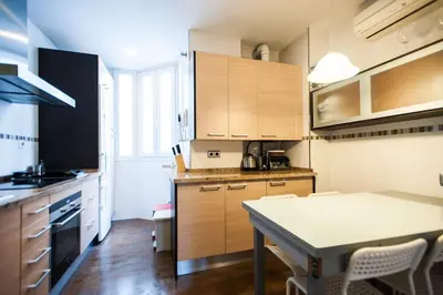 Una cocina o zona de cocina en Amplio Piso en Nervión, Excelente zona de la ciudad.