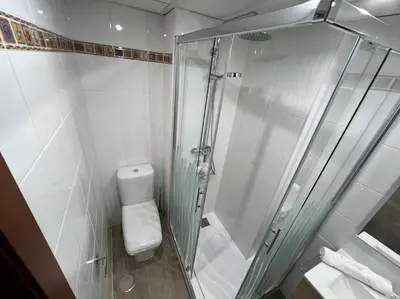 Un baño de Piso en Linares zona centro con parking gratis