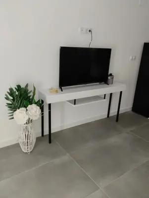 Una televisión o centro de entretenimiento en Alba Home , junto al estadio fútbol y Ribera