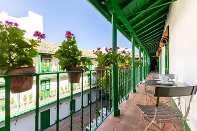 Un balcón o terraza de Alcazares Central Suite by Valcambre