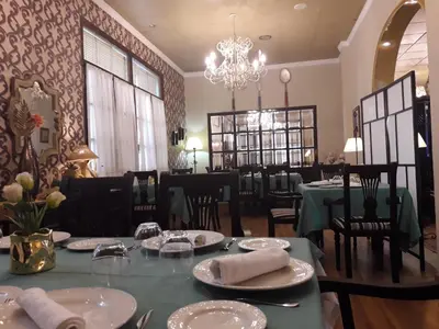 Un restaurante o sitio para comer en Hostal Hispalis