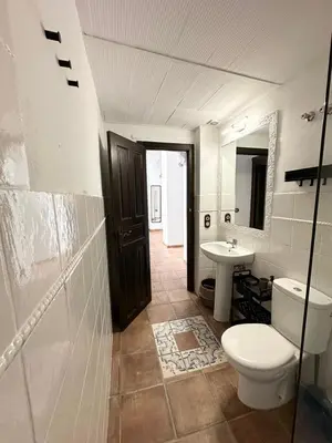 Un baño de Romero Suites 2