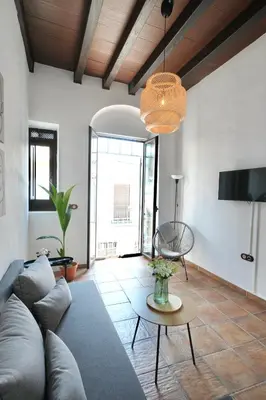 Una televisión o centro de entretenimiento en Romero Suites 2
