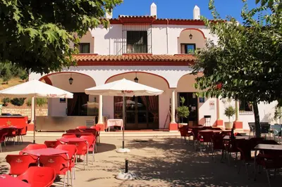 Edificio en el que se encuentra el hostal o pensión