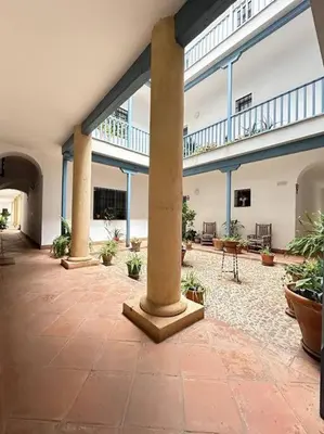 Una televisión o centro de entretenimiento en Hispalis patio Casa de Pilatos