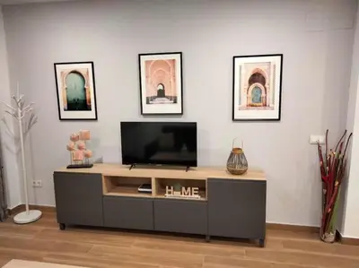 Una televisión o centro de entretenimiento en Apartamento Loft Al-Nasir junto al casco histórico