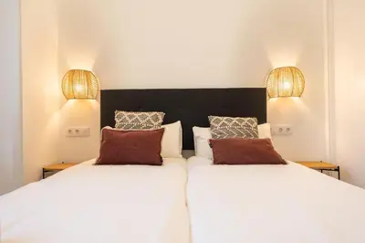 Cama o camas de una habitación en Modern Duplex 2B 2Bath Historic Centre