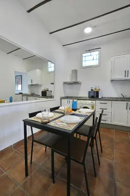 Una cocina o zona de cocina en Romero Suites 3
