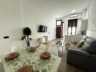 Una televisión o centro de entretenimiento en DS Ziryab Suites 2