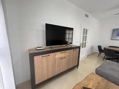 Una televisión o centro de entretenimiento en Dúplex Mezquita (Parking privado gratis)
