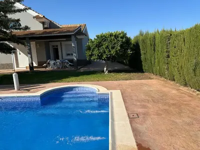 Piscina en o cerca de Chalet Californiano con Piscina
