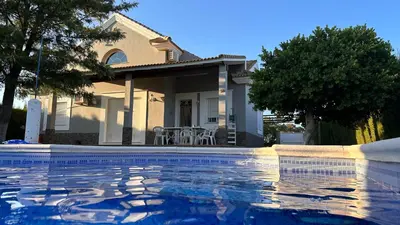 Piscina en o cerca de Chalet Californiano con Piscina