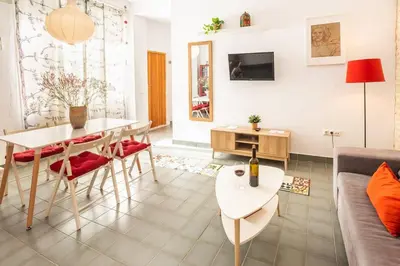 Una televisión o centro de entretenimiento en Espíritu Santo Primero