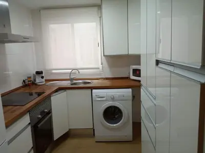 Una cocina o zona de cocina en apartamento bonito
