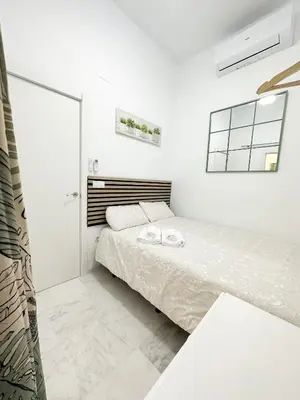Cama o camas de una habitación en Central Cozy Budget 2BR Apt with AC, 1 bath, Private Parking opt