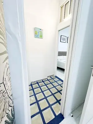 Cama o camas de una habitación en Central Cozy Budget 2BR Apt with AC, 1 bath, Private Parking opt