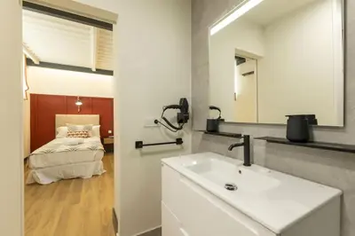 Un baño de Pasaje Mallol Central Duplex by Valcambre
