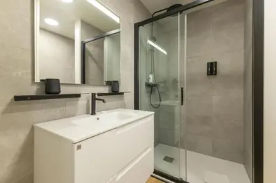 Un baño de Pasaje Mallol Central Duplex by Valcambre