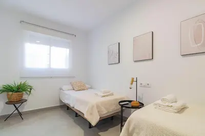 Cama o camas de una habitación en Nuevo Piso junto a Santa Justa y Aeropuerto 2
