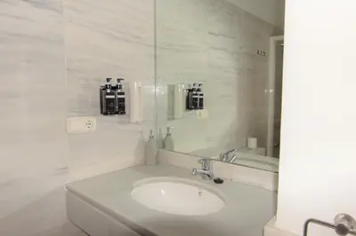 Un baño de RentalSevilla El rincón de la Alameda de Hércules